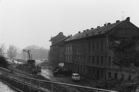148) Bourání Sirkové ulice - pohled směrem ke křižovatce U Jána. Foto Z. Šůcha, 12. 2. 1987.